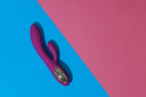 Uma Vista De Cima De Um Vibrador Violeta Com Controle Remoto Colocado Sobre Um Fundo Colorido, Representando Brinquedos Adultos No Contexto De Uma Sex Shop.