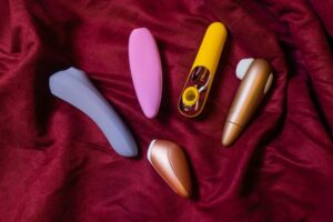 Um Vibrador Elegante Em Formato De Caneta, Projetado Para Estimulação Clitoriana, Apresentando Um Mecanismo De Sucção A Vácuo Sem Contato, Exibido Contra Um Fundo Neutro.