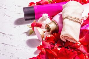 Uma Variedade De Produtos De Cuidado íNtimo Elegantes Em Diferentes Frascos, Com Um Fundo De Gesso Branco. A Cena Apresenta Pétalas De Rosa Frescas E Um Conceito De Spa Moderno Com Iluminação Suave E Sombras Escuras, Destacando A Natureza Orgânica E Saudável Dos Itens.