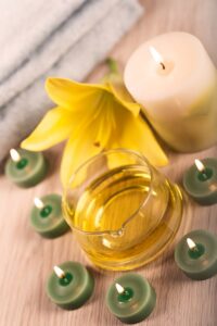 Um Ambiente Sereno De Spa Com Diversos óLeos De Massagem à Base De Ervas E Velas Acesas, Promovendo Relaxamento E Bem-estar.