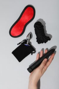 Uma Coleção De Itens Elegantes Para Adultos, Incluindo Vários Brinquedos Sexuais, Exibidos Sobre Um Fundo Claro, Demonstrando Sofisticação E Qualidade.