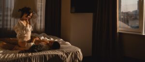 Um Casal Romântico Deitado Na Cama, Tocando-se Afetuosamente, Em Um Ambiente De Quarto Aconchegante, Sugerindo Intimidade E Exploração Do Bem-estar Sexual.