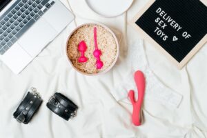 Um Fundo Claro Com Diversos Brinquedos Sexuais Dispostos Para Compras Online, Ilustrando Um Tema De Educação Sexual Responsável.