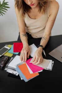 Mulher Designer De Moda Seleciona Amostras De Tecido Em Um Provador.