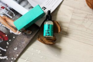 Soro Facial Embalado Com Elegância, Em Embalagem Discreta De Cosméticos.