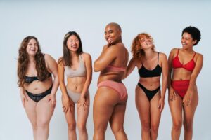 Mulheres Diversas Em Lingerie Posam Para Conceitos De Positividade Corporal.