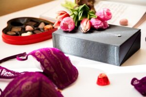 Close-up De Ideias De Presente, Incluindo Lingerie, Flores, Joias E Chocolates Variadas.