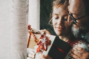 Casal Trocando Presentes Em Uma Cena íNtima E Romântica, Dentro De Casa, Durante As Festas.