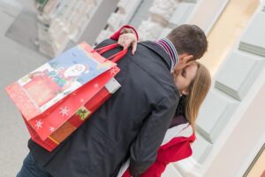 Casal Romântico Trocando Presentes De Natal Em Um Ambiente Discreto.