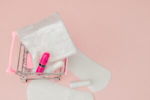 Vista Superior De Produtos De Higiene íNtima Femininos, Absorventes E Tampões Sobre Fundo Rosa.