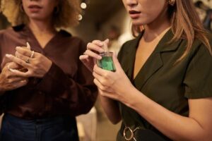 Mulheres Testam Novos Perfumes Para Escolher Uma Fragrância.
