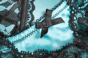 Close-up De Lingerie De Cetim Ciano, Com Renda Preta E Acabamento Rendado.