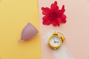 Copa Menstrual Com Absorventes De Flores Vermelhas E Despertador, Conceito Moderno De Higiene Feminina.