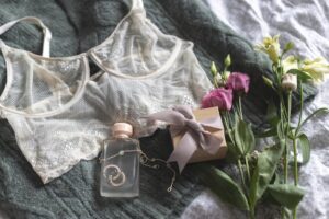 Lingerie Elegante, Com Garrafa De Perfume E Flores Da Primavera.
