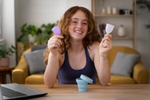 Mulher Que Usa Produtos Menstruais Reutilizáveis, Enfatizando O Cuidado Com A Menstruação.